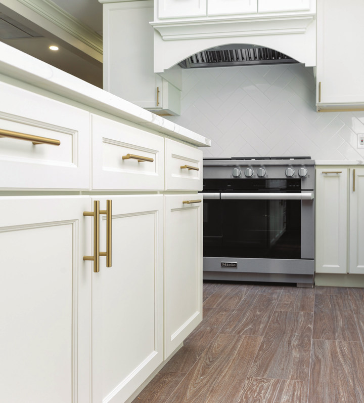 Cooking area and decorative hood